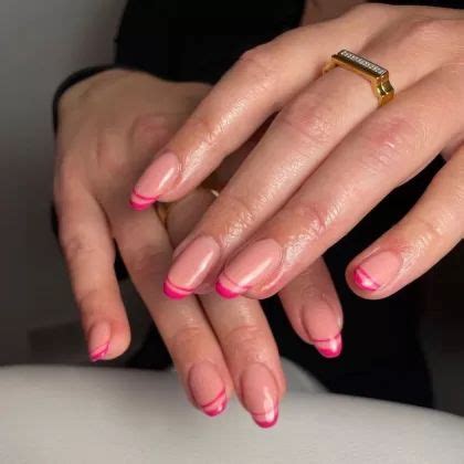 Maniküre Trend 2022 Outline French Nails sind der coolste Nageltrend