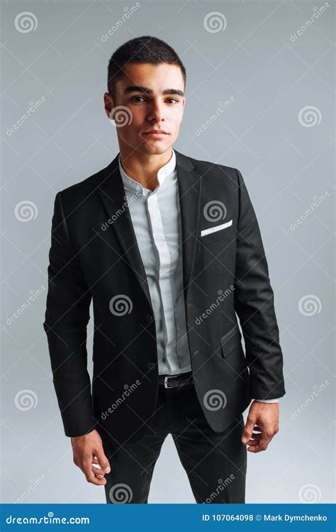 Hombre Joven Hermoso En Un Traje Elegante Presentando En Un Fondo