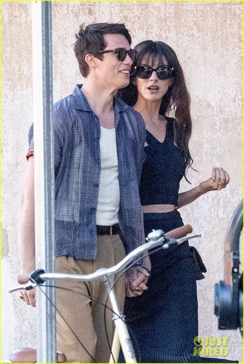 Anne Hathaway Cozies Up To Co Star Nicholas Galitzine On Set Of The Idea Of You Photo 4842327