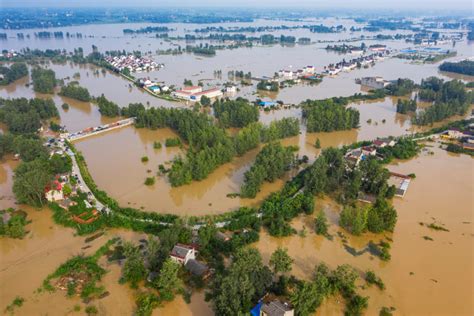 Breached levees trap thousands as flooding in China worsens | PBS NewsHour