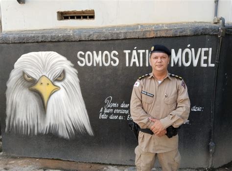 Comandante Tenente Coronel César recebe convidados na comemoração do 6º