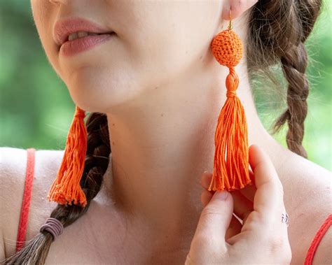 Orecchini Pendenti Lunghi Con Nappina Colore Arancione Fatti A Mano Alluncinetto Etsy Italia