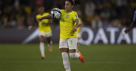 Debinha é a terceira maior artilheira da Seleção Brasileira atrás