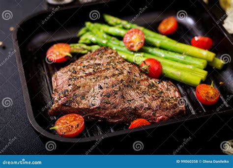 Carne Rara Do Bife Suculento Especiarias Foto De Stock Imagem De