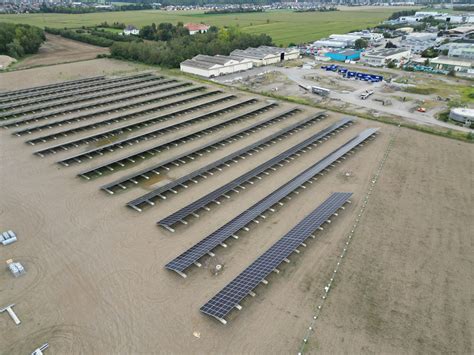 Construction dune centrale photovoltaïque sur un ancien site d