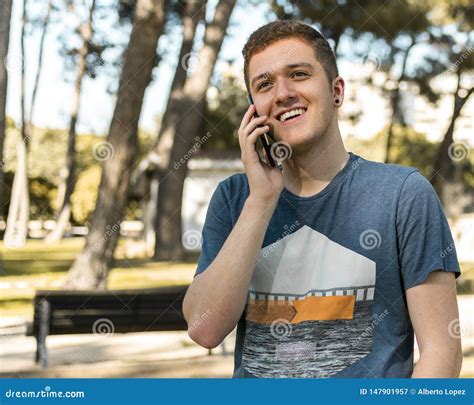 Adolescente Hermoso Que Habla En Un Tel Fono M Vil Al Aire Libre Imagen