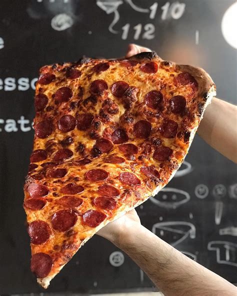 ≡ New Foodie Trend Is A Giant Pizza Slice – The Biggest You've Seen ...