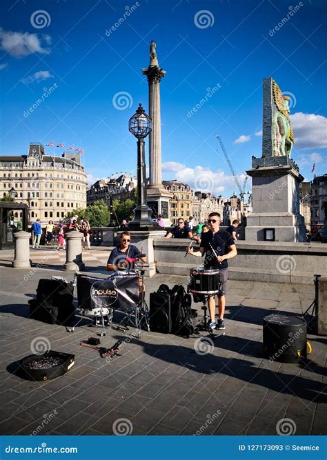 Street Performers in Trafalgar Square Editorial Stock Photo - Image of ...