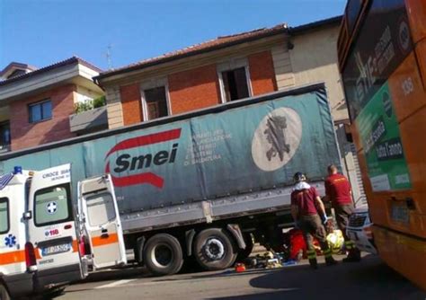 Finisce Sotto Il Camion Con La Bici Varesenews Foto