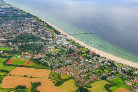 Grömitz aus der Vogelperspektive Küsten Landschaft am Sandstrand der