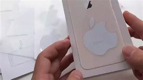 用了這麼多年iphone，你知道包裝盒裏為什麼帶有兩張貼紙？ 頭條新聞