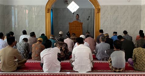 Khatib Jumat Masjid Uswatun Hasanah Desa Nanjung Mekar Kufur Nikmat