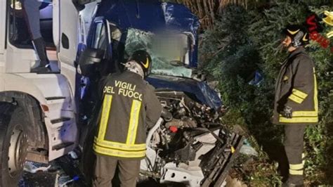 Livorno Muore A 54 Anni Nello Scontro Tra Camion E Furgone