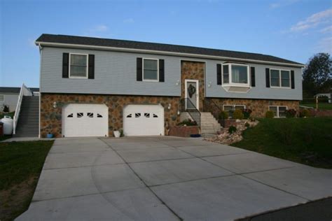 Raised-ranch-with-bay-window-and-double-garage-in-basement | Kintner ...