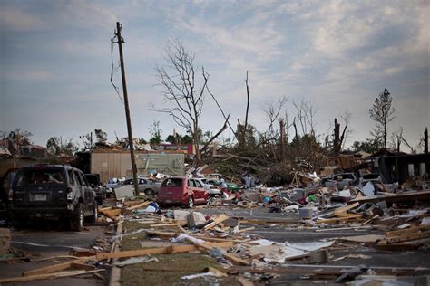 lowscompfacca: tornado in tuscaloosa 2011 pictures