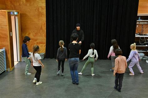 Reportage Ce Professionnel De La Danse Hip Hop Donne Un Cours Aux