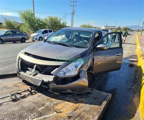 Auto choca contra tráiler en la carretera Monclova Sabinas