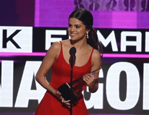 Selena Gomez Delivers Emotional Speech At American Music Awards 2016