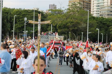 Fi Is Se Preparam Para A Prociss O A Imagem De Nossa Senhora De