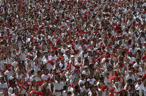 Pyrénées Atlantiques Fêtes De Bayonne Six Hommes Et Une Femme Placés