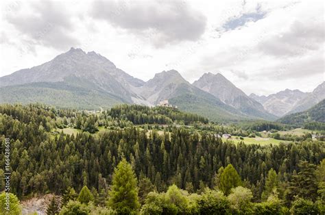 Scuol Tarasp Dorf Schloss Unterengadin Engadin Wanderweg