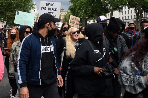 Madonna Sfila Con Le Stampelle Alla Protesta Per La Black Lives Matter