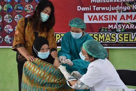 Sebanyak 31 Dari 50 Tenaga Kesehatan Di Kapuas Disuntik Vaksin COVID 19