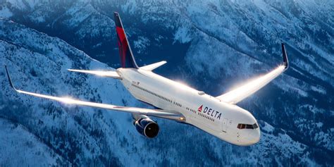 Een Oudere Vrouw Bedekt De Tv Van Een Passagier Op De Delta Air Lines