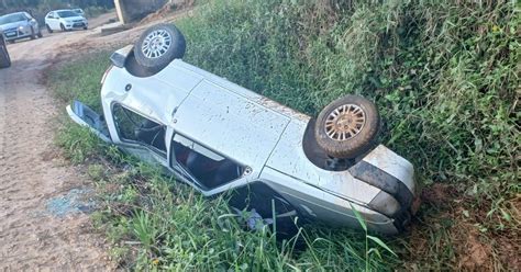 Carro Sai Da Pista E Capota No Bairro Limeira Em Brusque