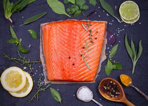 Raccordo Di Color Salmone Crudo Fresco Con Il Limone La Limetta La