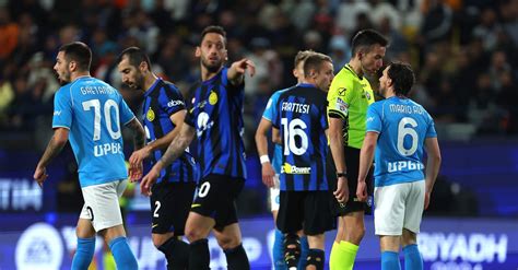 Il Napoli Infuriato Il Club In Silenzio Stampa Parler Solo De