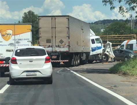 Colisão envolvendo dois caminhões deixa trânsito parcialmente bloqueado