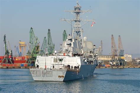 El Destructor De Misiles Guiados Uss Truxtun Ddg En El Puerto De