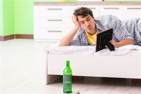 El Hombre Joven Triste En Concepto Infeliz Del Amor Foto De Archivo