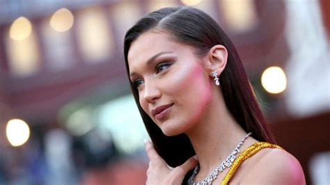 Supermodel Amerika Bella Hadid Ikut Aksi Turun Ke Jalan Punya Garis