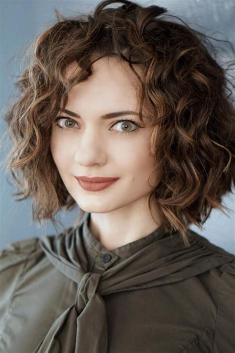 35 Mesmerizing Curly Hairstyles For Women Haircuts And Hairstyles 2021