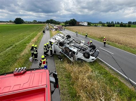 Schwerer Verkehrsunfall auf der B102 Wohnmobil und PKW überschlagen