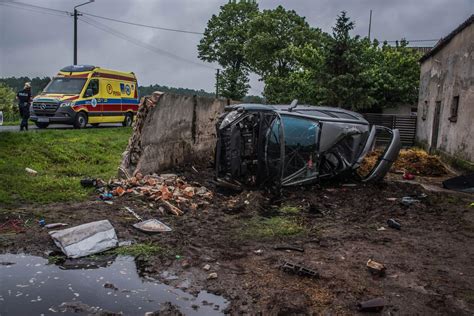 Kierowca z Ukrainy wbił się w mur ZDJĘCIA OSTROW24 tv Ostrów