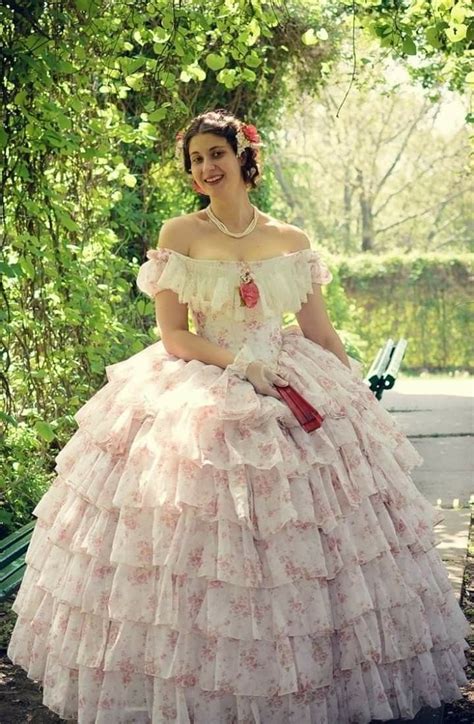 Pin By Julie Rose On Modes Anciennes Victorian Ball Gowns Victorian Dress Gown Southern