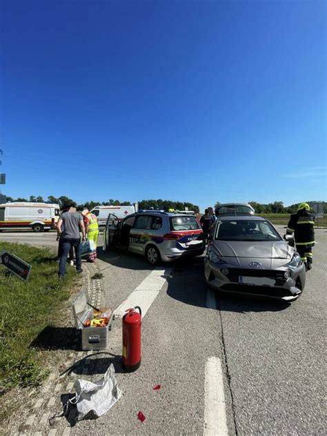 Verletzte Bei Zusammensto Zwischen Streifenwagen Und Pkw