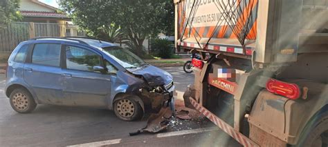 Carro Bate Em Carreta Estacionada Ap S Desviar De Moto Em Lucas Do Rio