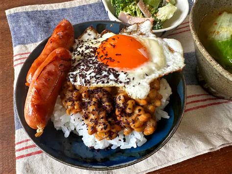 いつもの納豆目玉焼きウインナー丼とたっぷりレタスのおみそ汁で朝ごはん 山本ゆり連載 フーディストノート