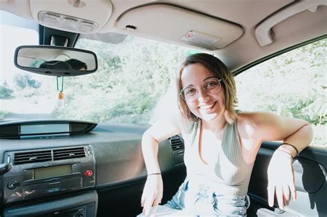 Jovem Retrato Sorrindo Dentro Do Carro Em Uma Viagem Para Obter