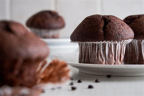 Deliciosos Muffins De Chocolate En Vasos De Papel En Un Plato Sobre