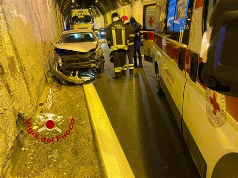 Raccordo Autostradale Avellino Salerno Incidente In Galleria Ferito