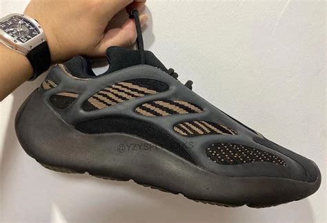 酷似黑魂配色！全新 Adidas Yeezy 700 V3 实物图曝光！ 球鞋资讯 Flightclub中文站sneaker球鞋资讯第一站