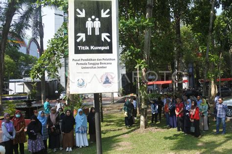 Simulasi Bencana Gempa Bumi Di Gedung Perkantoran Antara Foto