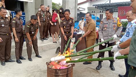 Kejaksaan Negeri Samosir Gelar Pemusnahan Barang Bukti Periode Januari