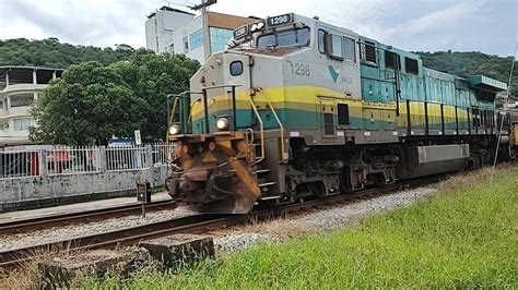 Trem Cargueiro De Min Rio De Ferro Da Vale Descendo Lotado Passando Em