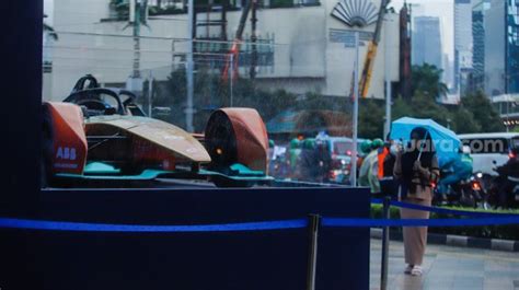 Sambut Jakarta E Prix Replika Mobil Balap Formula E Dipamerkan Di